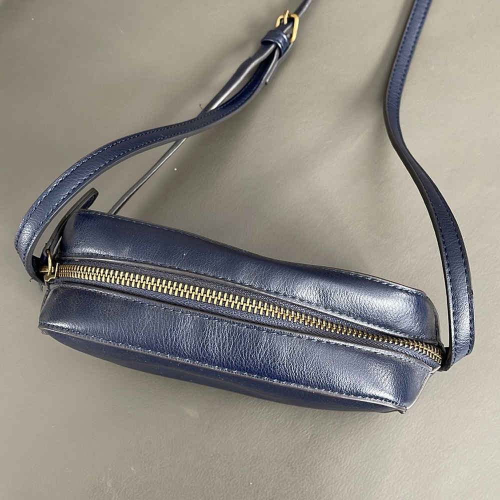 👛 Classic Gap Navy Blue Synthetic Leather Adjustable Strap Purse. - Picture 3 of 7